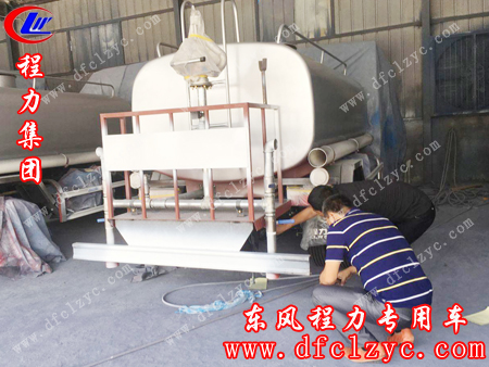 湖北程力工作人员带客户在油漆车间看东风小多利卡洒水车