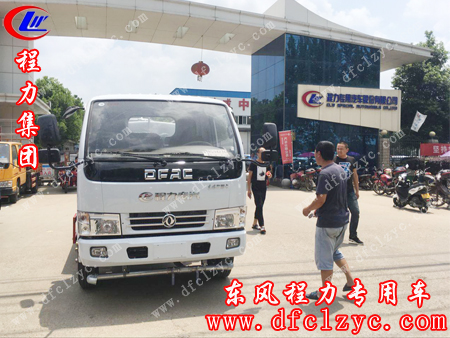 湖北程力东风小多利卡洒水车在厂区门口准备出发