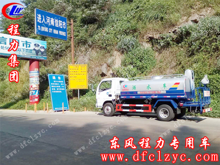 湖北程力东风小多利卡洒水车在河南信阳路口
