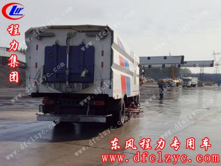 湖北程力东风天锦洒水车黄昏时分行走在路上