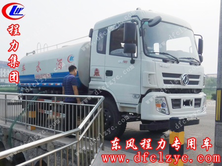 客户正在验收湖北程力145洒水车