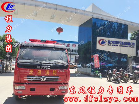 厂区门口的大多利卡消防洒水车