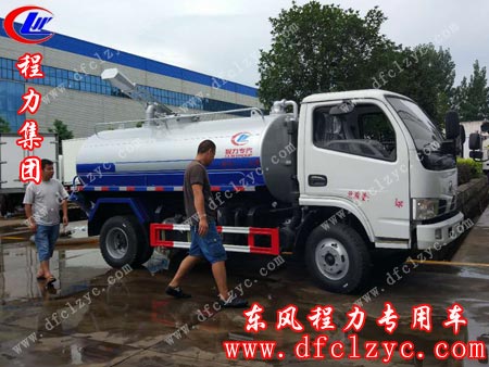 湖北程力东风小多利卡吸粪车正在试车