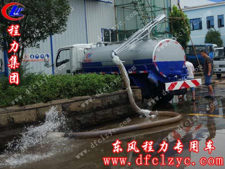 湖北程力东风小多利卡吸粪车正在试车