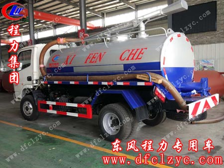 湖北程力东风小多利卡吸粪车装好吸粪管后准备发车