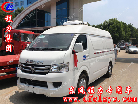 在厂区门口的福田G7面包冷藏车