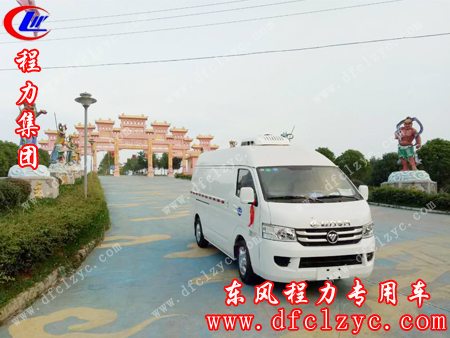 走在西游记公园的福田G7冷藏车