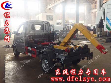 上述图片为湖北程力勾臂式垃圾车图片