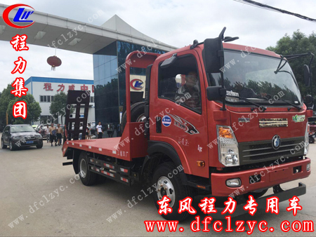 公司门口的重汽王牌平板运输车