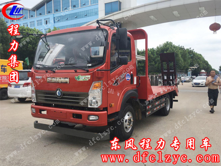 公司门口的重汽王牌平板运输车