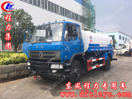 试水中的东风145多功能洒水车