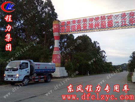 湖北程力东风小多利卡挂桶垃圾车送车途中经过江华