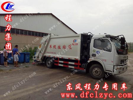 湖北程力东风大多利卡压缩垃圾车客户正在验车