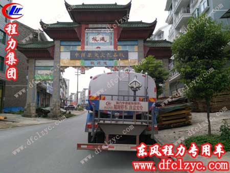 上述图片为湖北程力东风大多利卡D9洒水车经过历史文化名城的图片。