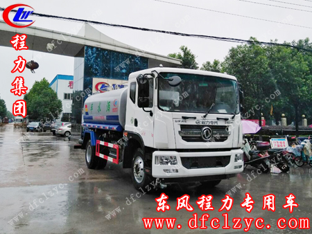 厂区门口的湖北程力东风多利卡D9洒水车