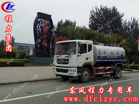 行使在途中的东风多利卡D9洒水车