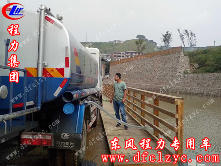 到达承德东风多利卡D9洒水车正在给罐体抽水