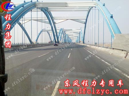 上图为东风大多利卡送车途中过桥俯瞰画面