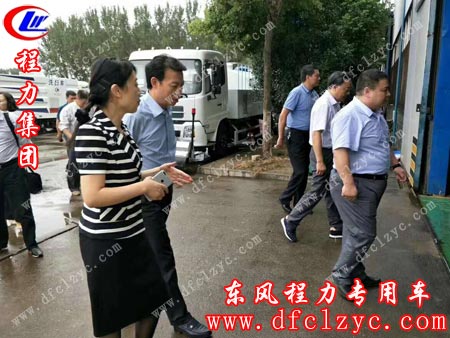 随州首任女市委书记陈安丽考察湖北程力集团扫路车厂