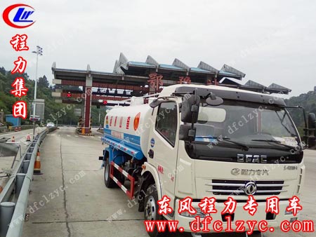 上图为东风大多利卡洒水车途径鄂豫高速公路收费站