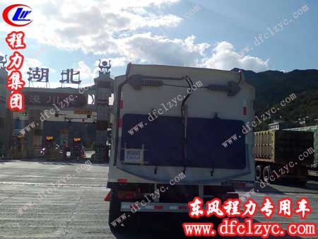 “上图为东风天锦扫路车送车路上”