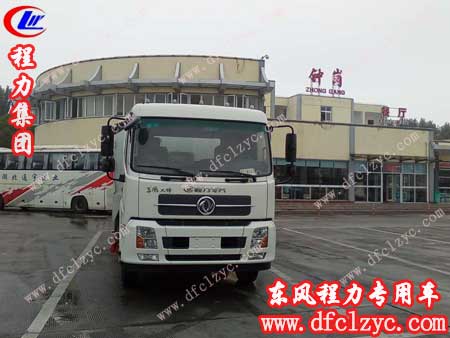 “上图为东风天锦扫路车经过钟岗休息站”