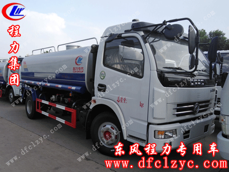 “上图为湖北程力东风多利卡洒水车”