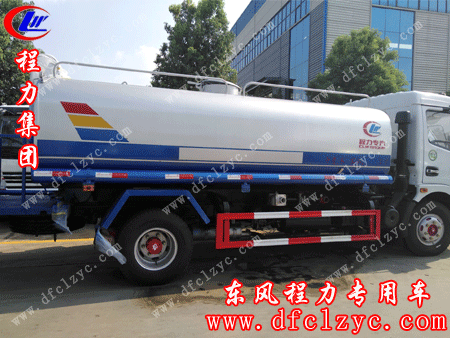 “上图为湖北程力东风多利卡洒水车”