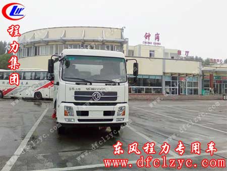 上述图片为湖北程力东风天锦扫路车经过钟岗服务站