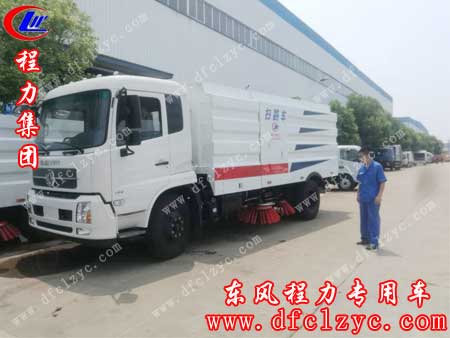 上述图片为湖北程力东风天锦扫路车