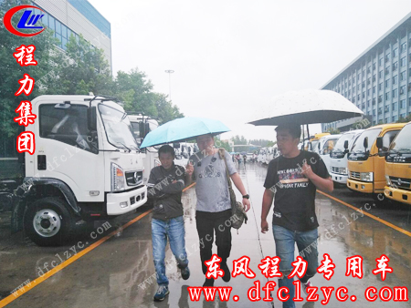 蒙蒙细雨中看车的客户