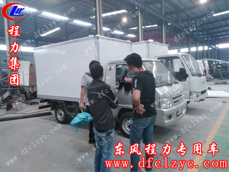 在程力冷藏车间看车的武汉客户