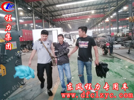 走在冷藏车车间里的武汉客户