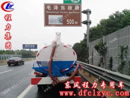 湖北程力东风福瑞卡吸粪车经过毛泽东故里