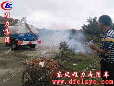 湖北程力东风福瑞卡吸粪车到达客户家放鞭炮冲喜