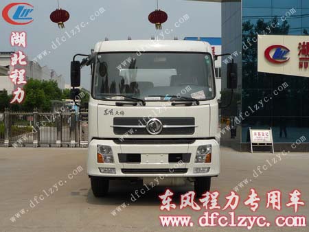 上图为湖北程力集团东风天锦运油车