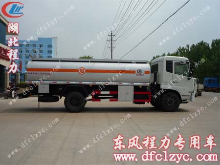 上图为湖北程力集团东风天锦运油车