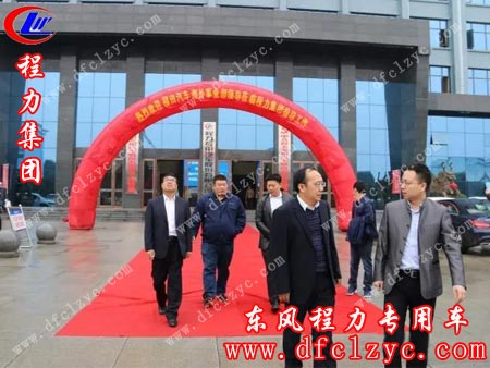 福田海外战略客户副总经理邓路华（右）与程力总经理助理刘峰（左）广场驻足，交谈甚欢。
