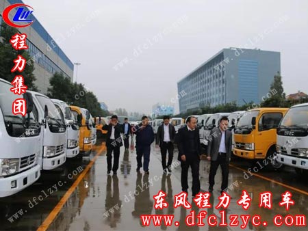 福田公司商务小组考察程力生产车间，冒雨行走在专汽的海洋里。