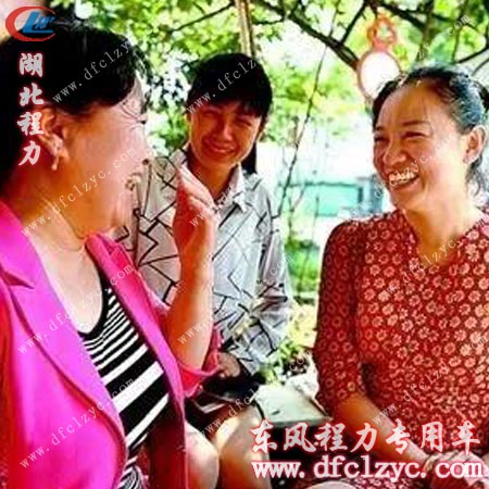 许旭（右一）和社区居民在一起