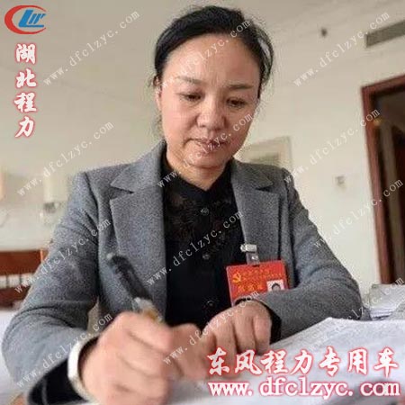 许旭在房间内撰写发言稿，传达随州人民的心声