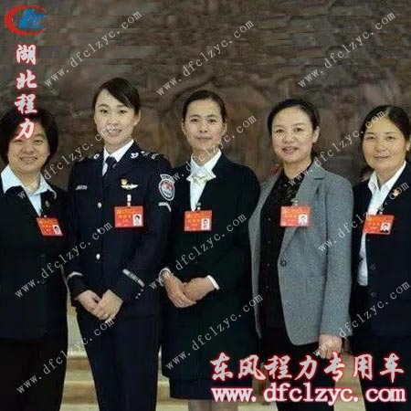 许旭和湖北代表团代表们留影，一起为新时代发展尽心尽力