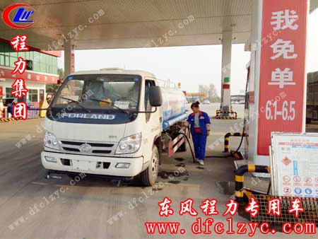 湖北程力司机途中加油站加油