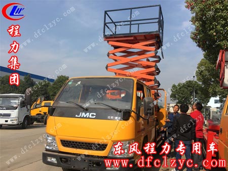 郭总在参观湖北程力集团江铃10米高空作业升降平台车