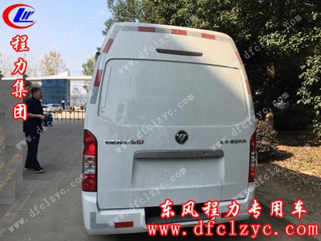 李先生亲自为福田G7面包冷藏车擦洗灰尘