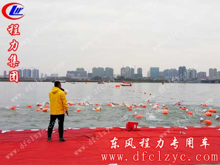 游泳健儿跳海的场景