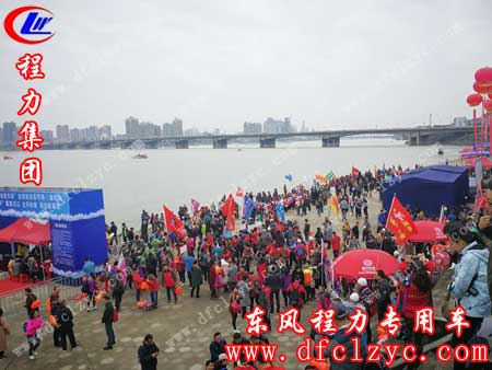 湖北程力员工呐喊助威的场景