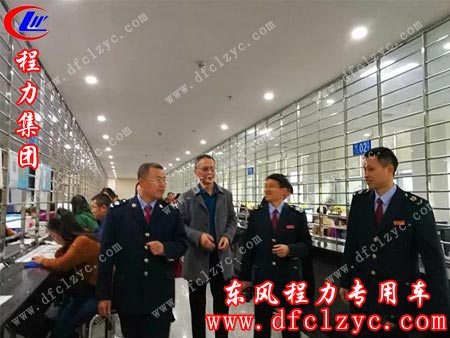 考察调研小组参观财务结算中心，现场干净整洁工作秩序井井有条。嗯嗯！非常地棒！