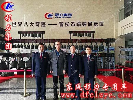 在程力标准化生产车间，何波局长（左）认真听取袁昌才总监介绍工作情况。