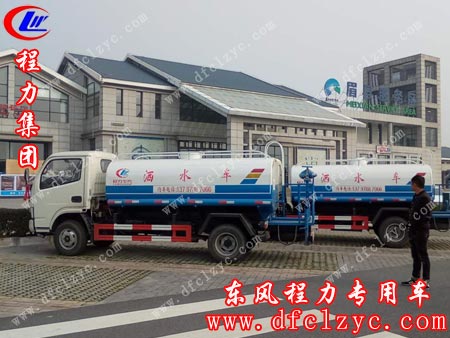 两台小霸王多功能洒水车抵达甘肃兰州用户所在地